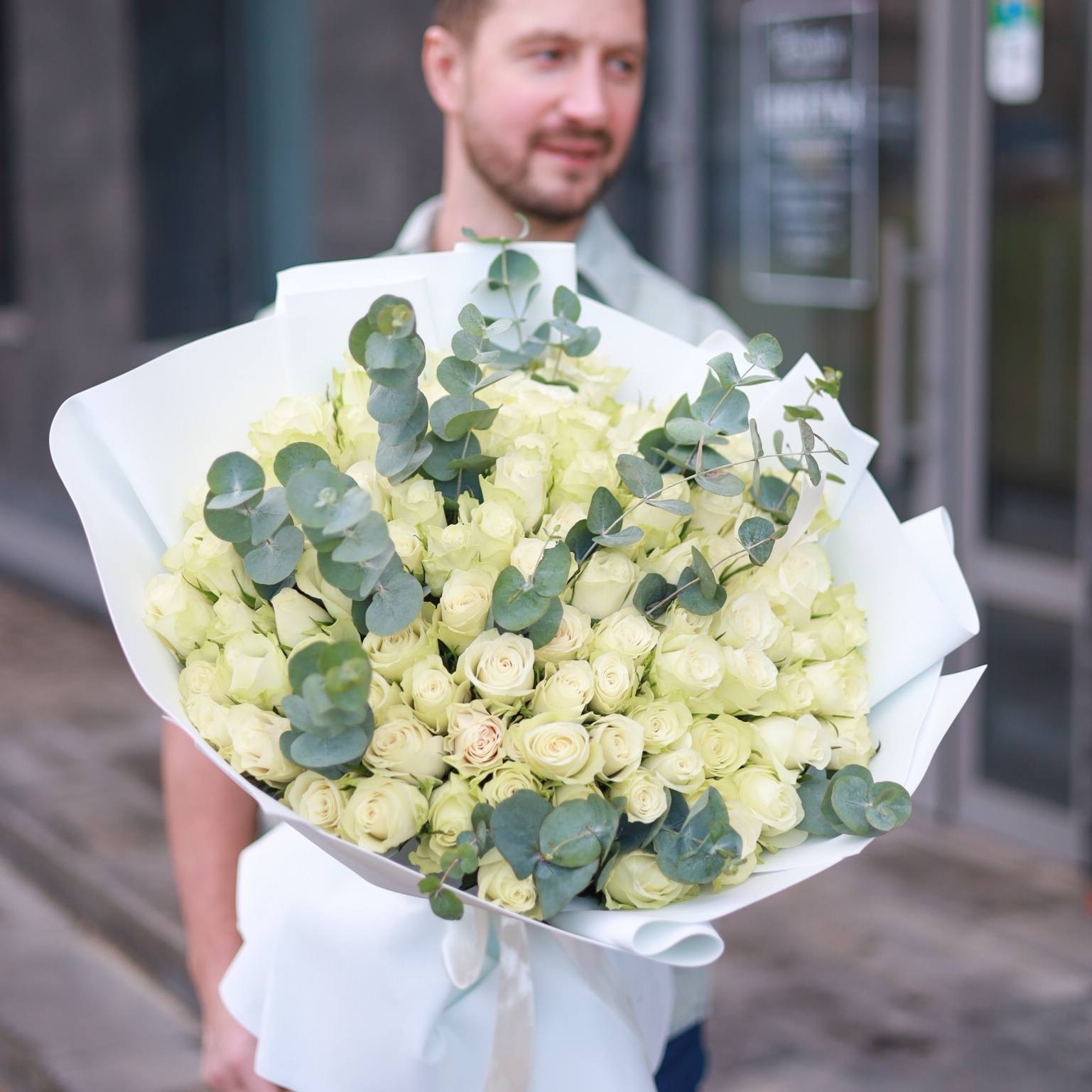 Большой букет изысканных белых роз с эвкалиптом