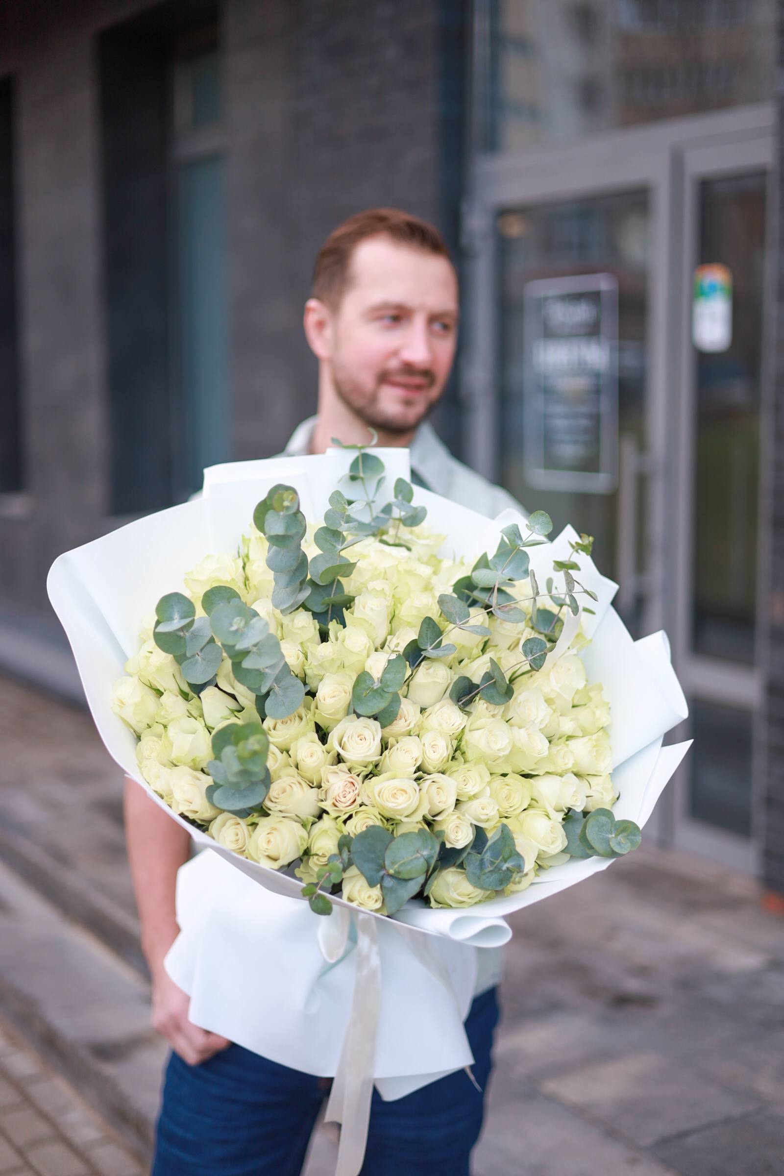 Большой букет изысканных белых роз с эвкалиптом — изображение 2