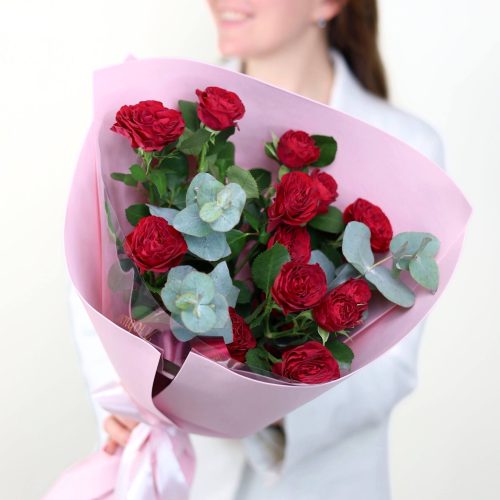 Стильный букет кустовых роз с эвкалиптом