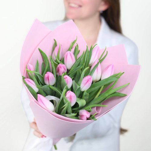 Букет нежно-розовых тюльпанов в оформлении
