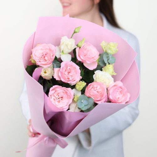 Воздушный букет роз и эустомы