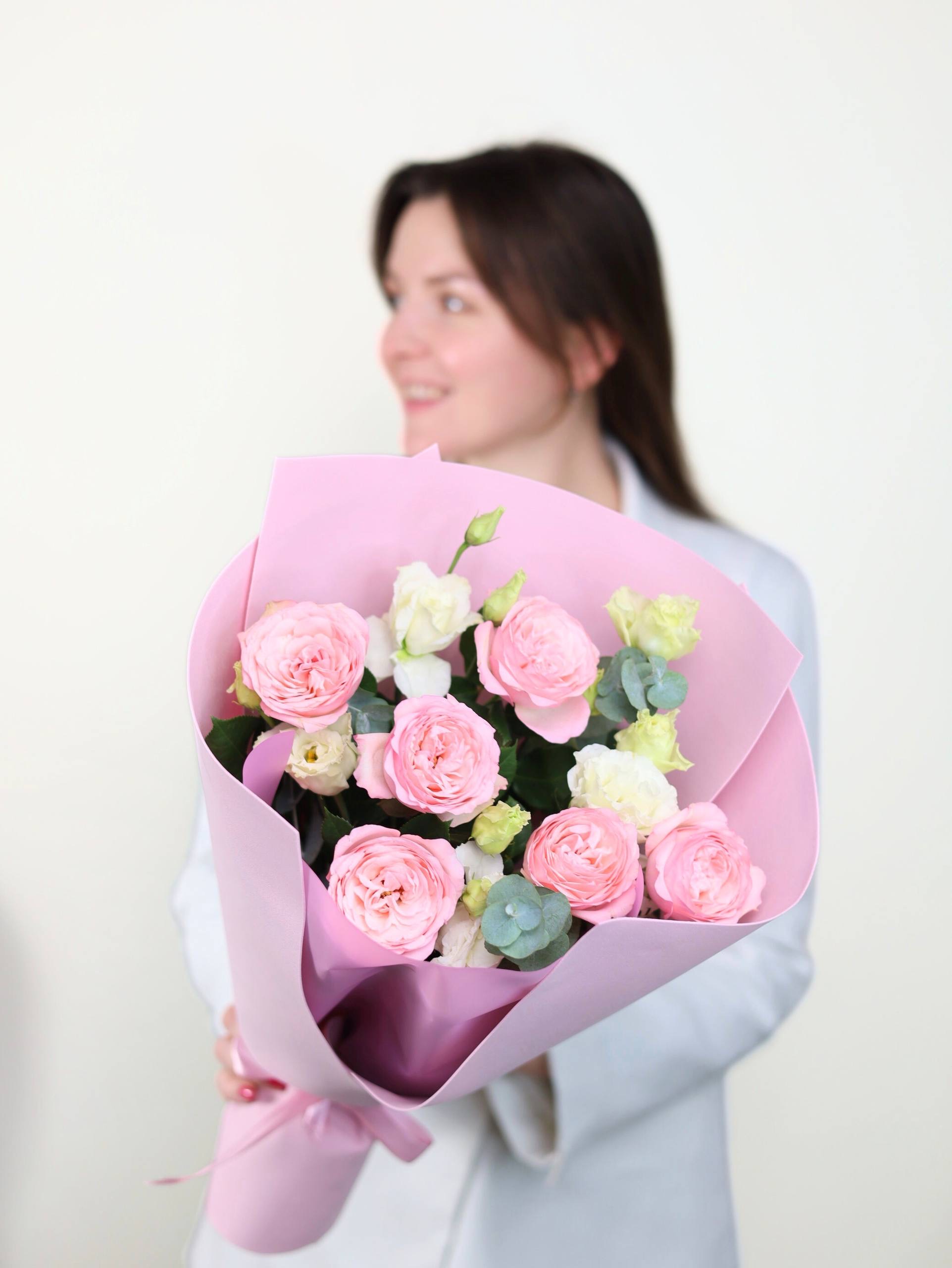 Воздушный букет роз и эустомы — изображение 2