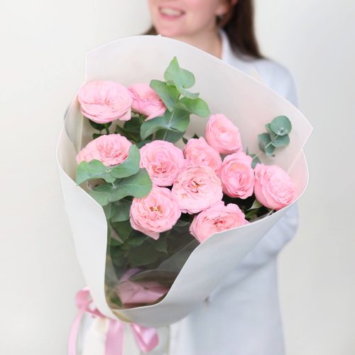 Нежный букет кустовых пионовидных роз