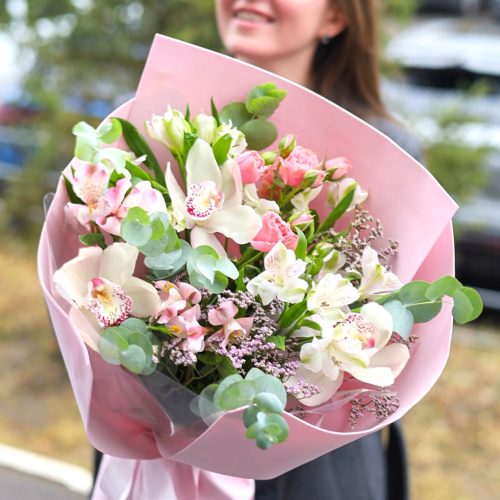 Воздушный стойкий букет с орхидеями