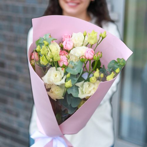 Нежный букет эустомы и роз