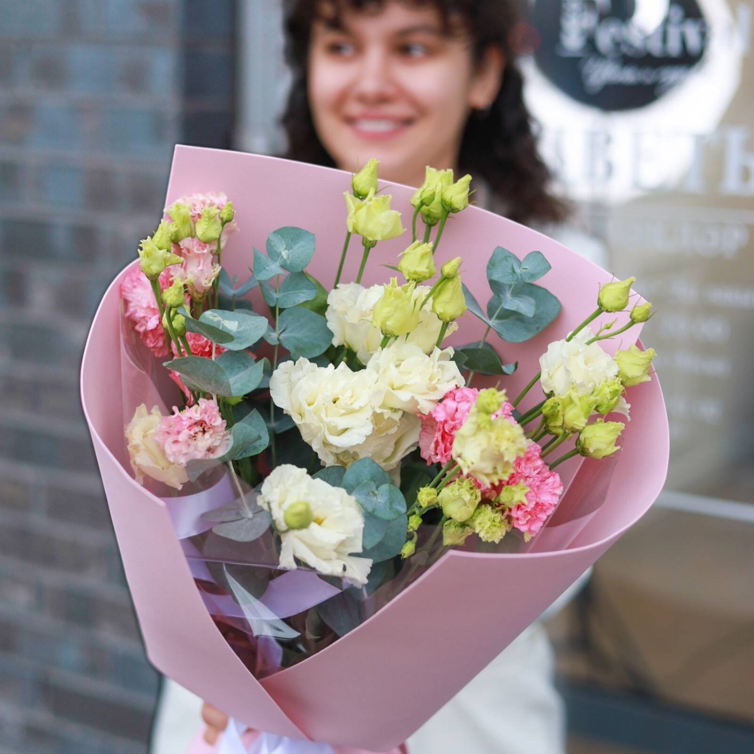 Букет ажурной эустомы и эвкалипта