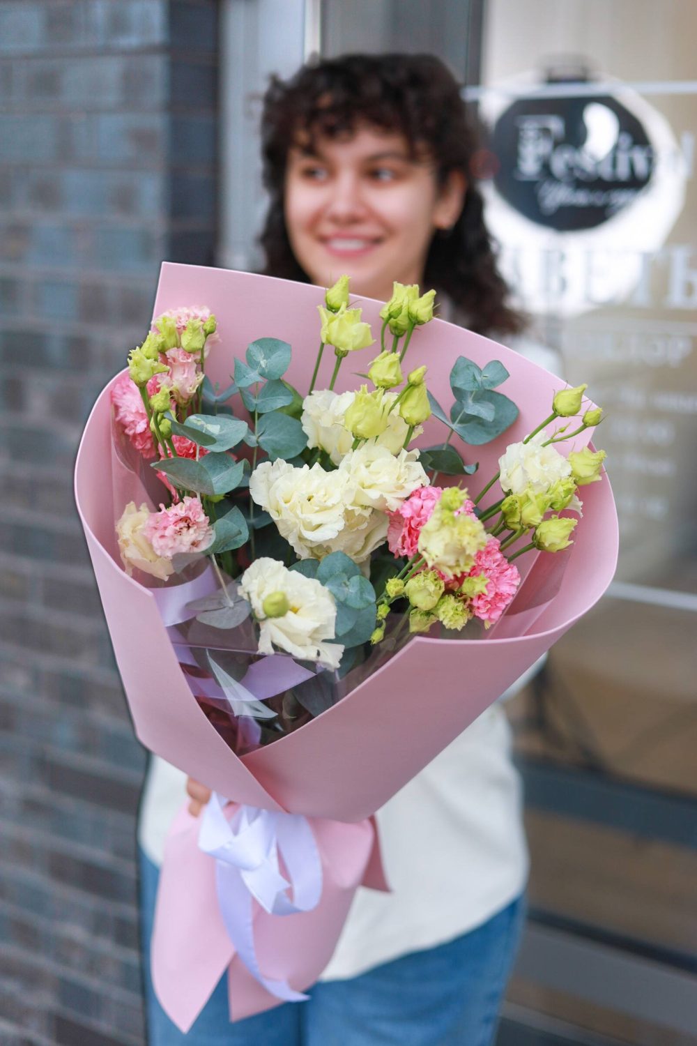 Букет ажурной эустомы и эвкалипта — изображение 2