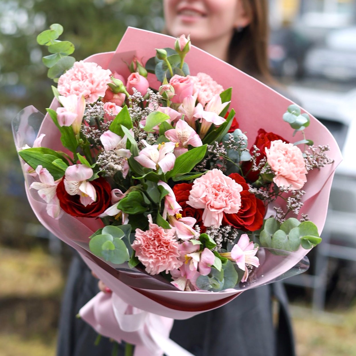 Объемный и стойкий букет с альстромерией и кустовыми розами