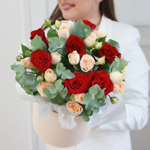 Прекрасная композиция роз с эвкалиптом