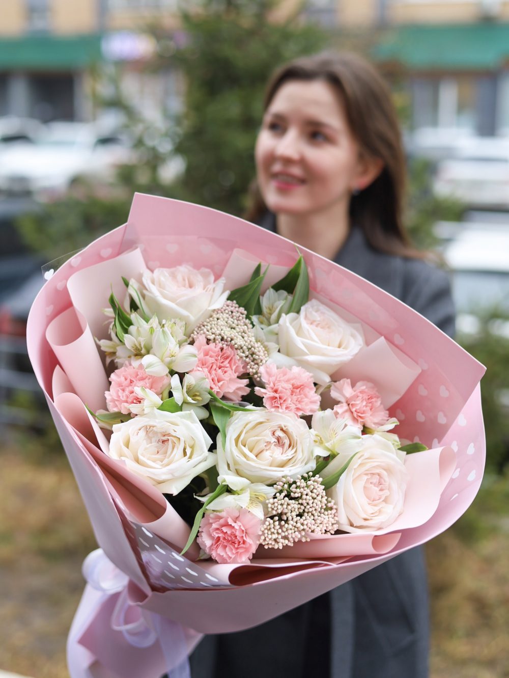 Объемный нежный букет с пионовидными розами — изображение 2