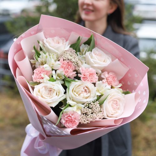 Объемный нежный букет с пионовидными розами