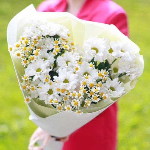 Стойкий и ароматный букет ромашек и хризантем