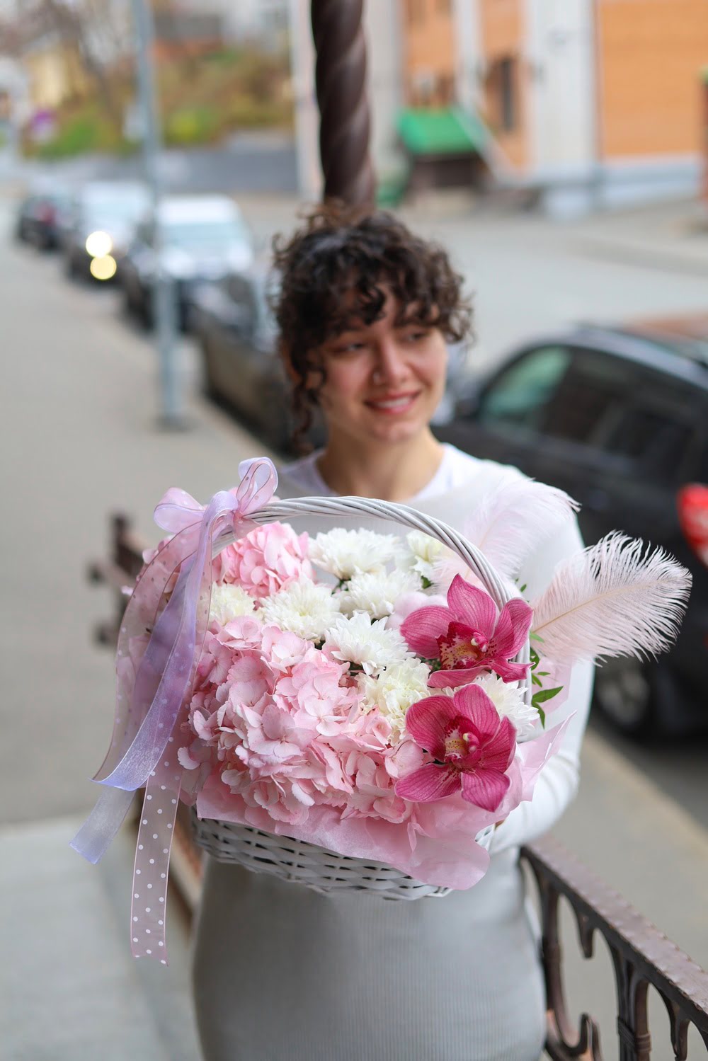 Очаровательная корзина с нежными цветами — изображение 2