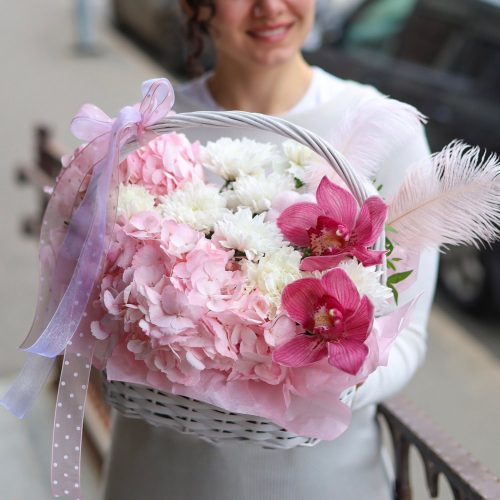 Очаровательная корзина с нежными цветами