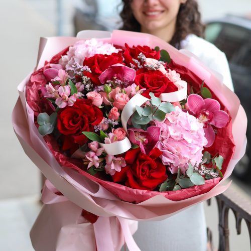 Большой авторский букет с крупными розами