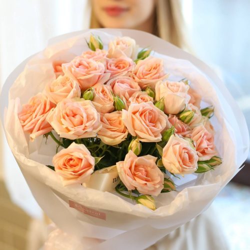 Букет очаровательных кустовых роз