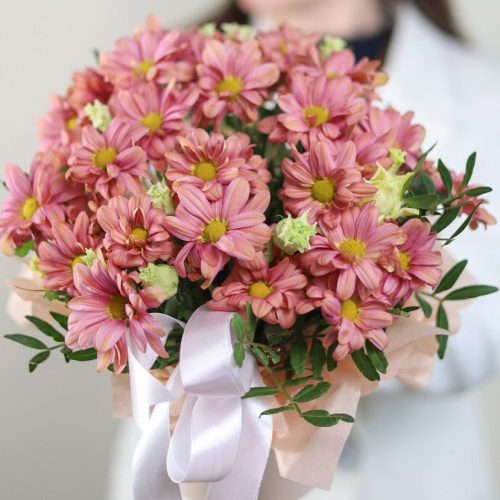 Композиция розовой хризантемы