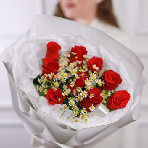 Ароматный букет роз и ромашек