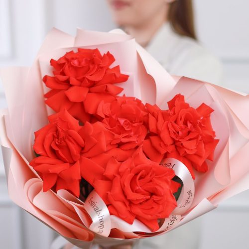 Букет алых французских роз