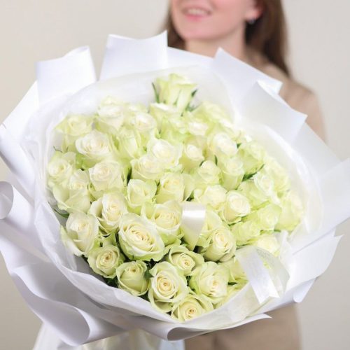 Потрясающий букет белых роз