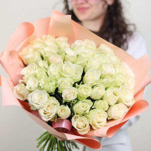 Потрясающий букет белых роз