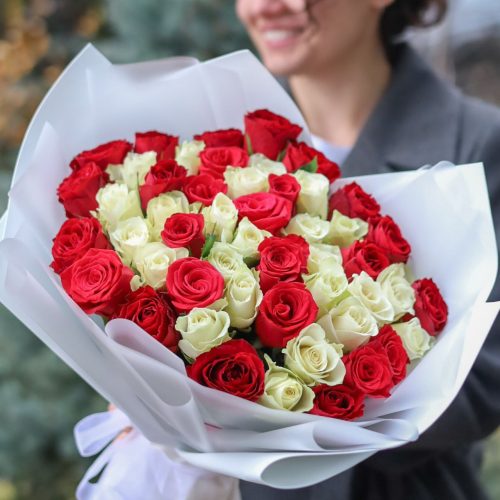 Пышный букет роз в оформлении