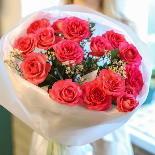 Букет ярких кустовых роз