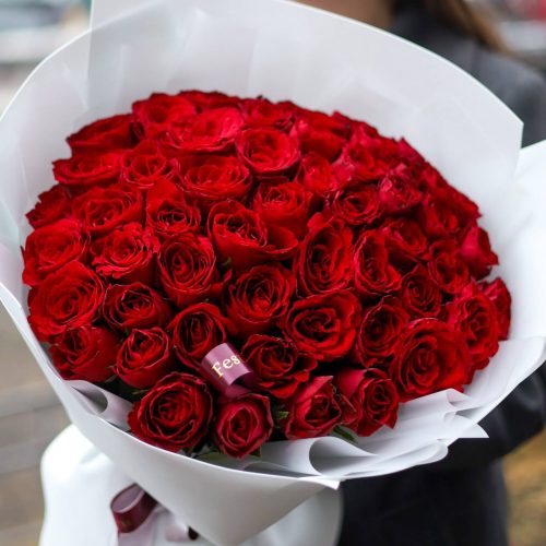 Пышный букет роз в оформлении