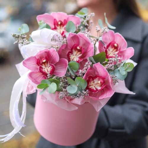 Стойкая композиция с орхидеями