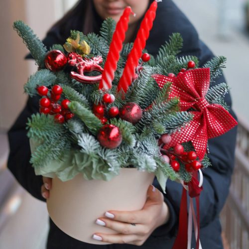 Композиция со свечами и декоративными игрушками