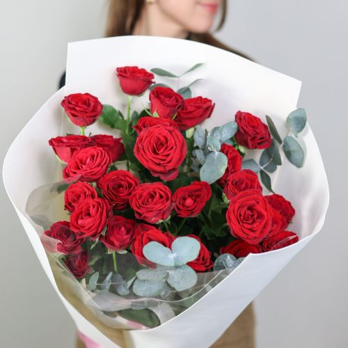 Букет красных кустовых роз