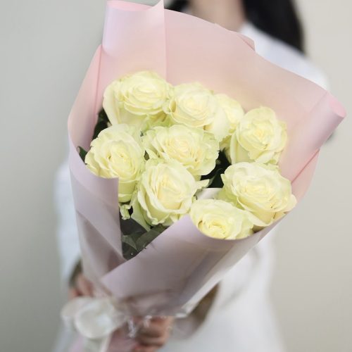 Букет белых роз в оформлении