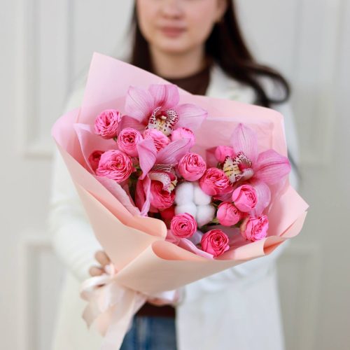 Очаровательный букет с орхидеей