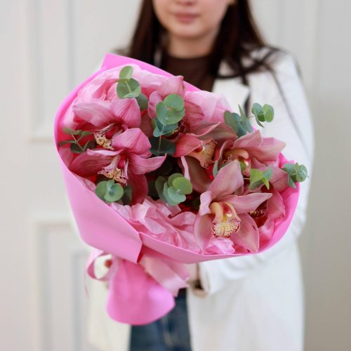 Букет орхидей и эвкалипта