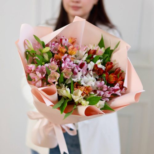 Объемный букет стойкой альстромерий