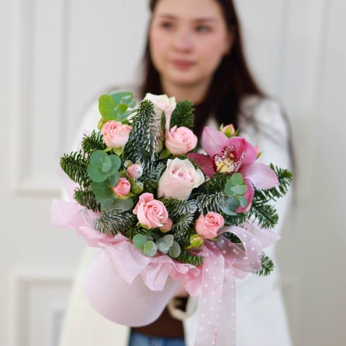 Зимняя композиция с орхидеей