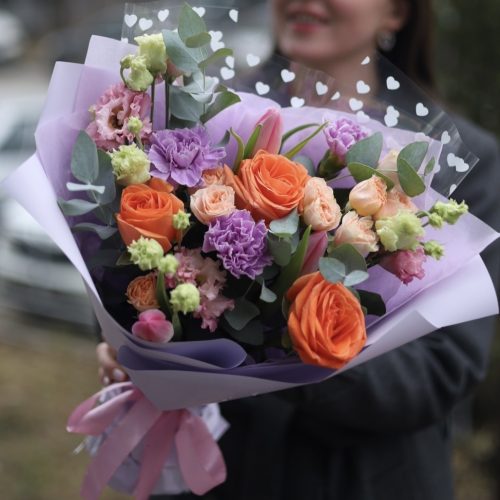 Яркий букет с розами и диантусами