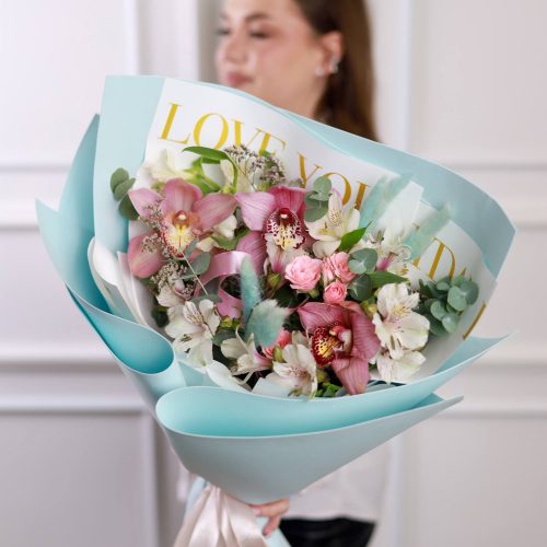 Обьемный и стойкий букет с орхидеями