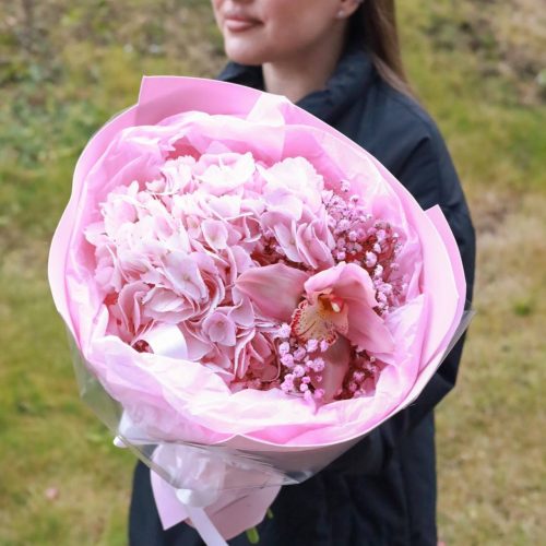 Очаровательный букет с пышной гортензией