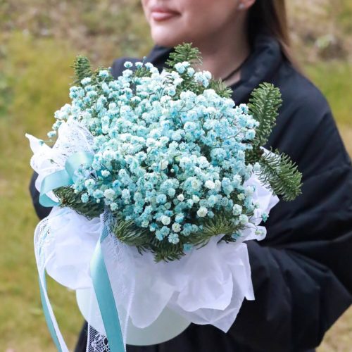 Голубая гипсофила в шляпной коробке