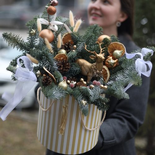 Очаровательная зимняя композиция с аплеьсинами