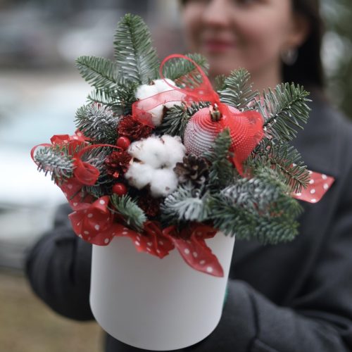 Зимняя композиция с шишками и хлопком