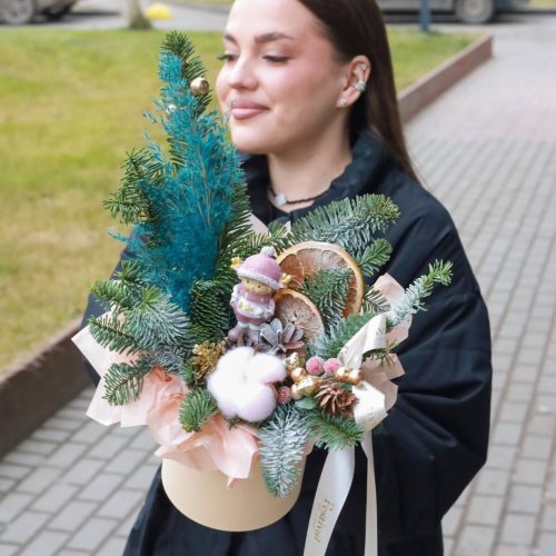 Зимняя композиция с милым ангелочком