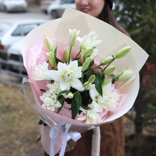 Ароматный букет белых лилий