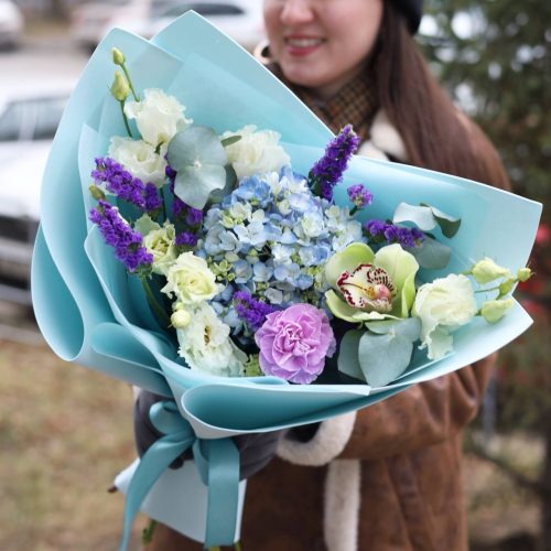 Стильный букет с голубой гортензией