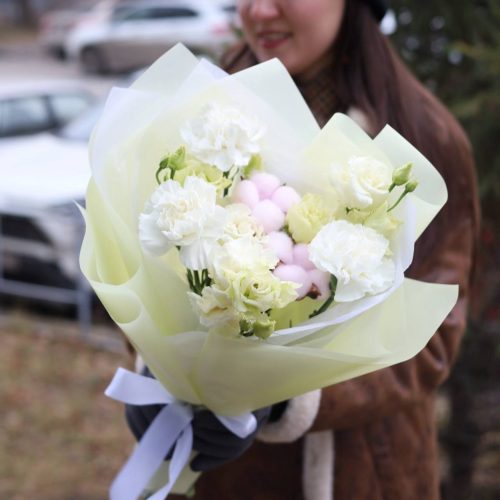 Милый букет с ажурной эустомой