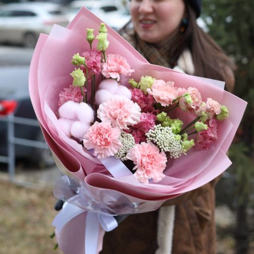 Нежный букет стойких диантусов и хлопка