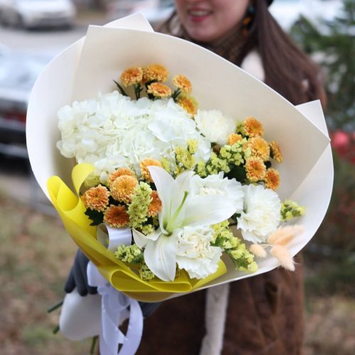 Солнечный букет с ароматной лилией