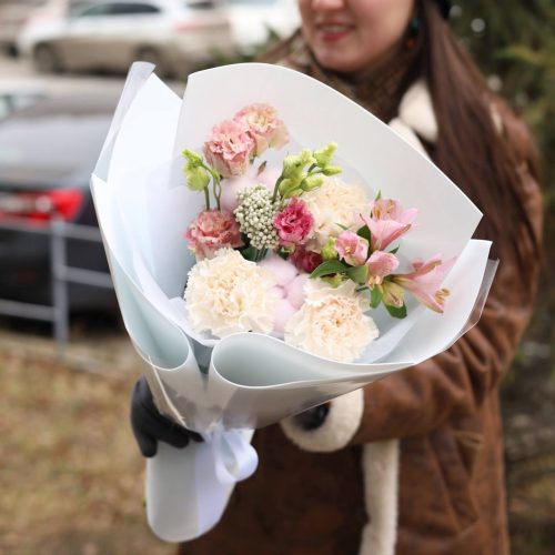 Нежный букет с эустомой и диантусами