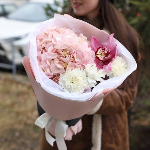 Чудесный букет с гортензией и диантусами